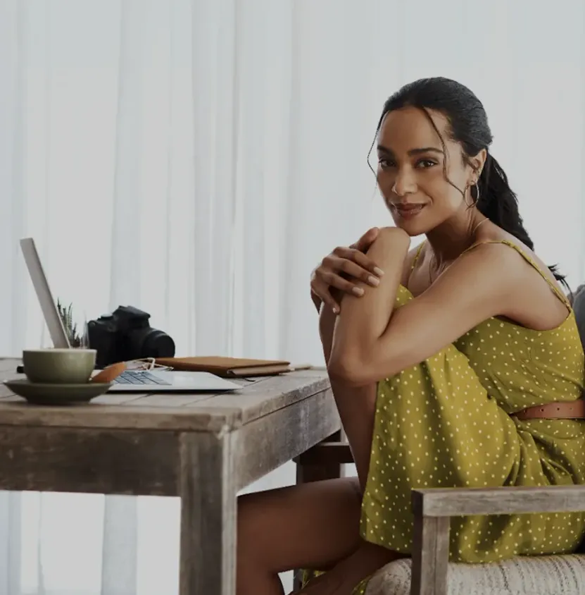 Mulher sentada na cadeira do escritório